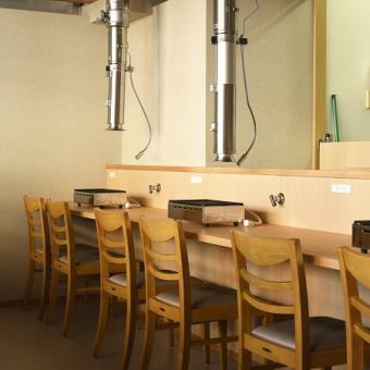 Individuals are also welcome! We also have counter seats that can accommodate up to 6 people.Have a seat facing the kitchen.The box seats and table seats are at the back, so you can enjoy yakiniku alone without worrying about being seen.The side-by-side counter seats are perfect for a date♪Enjoy chatting with your friends while enjoying your yakiniku dinner.