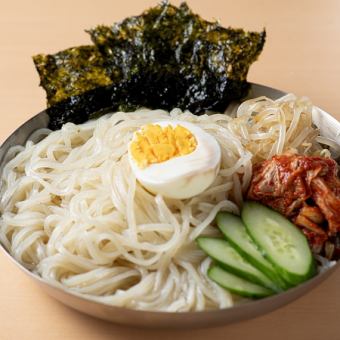 Various types of cold noodles (plum/kimchi)