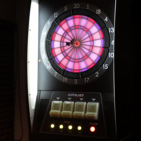 ≪ダーツ≫ 友人同士でワイワイ楽しむのに最適なスポットです。ゲームの合間に、気軽にお酒やおつまみを楽しみながら、盛り上がること間違いなし！ダーツを投げる楽しさと、おしゃべりする楽しさが同時に味わえる、賑やかな雰囲気が魅力です。競い合いながら、笑い声が絶えない素敵な時間をお過ごしください！