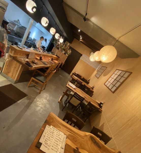 [6 seats at the counter.4 people x 4 tables] The interior filled with the warmth of wood is also recommended for small and medium-sized parties.Please feel free to contact the store for details.You can enjoy the view of the kitchen from the counter and table seats, so you won't get bored while waiting.