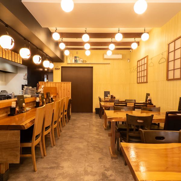 【カウンター6席。4名×4テーブル】木の温もり溢れる店内は小・中宴会にもおすすめです。詳細は店舗までお気軽にお問合せ下さい。カウンターとテーブル席からは、厨房の様子が見えお待ちの間も退屈することなくお過ごしいただけます♪オレンジ色の照明に包まれた店内はホッと落ち着け、安らげるの空間となっております。