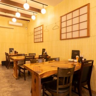 店內充滿著木質的溫暖，氣氛寧靜，備有桌椅等座位，無論何時何地都可放鬆身心。歡迎您帶著孩子來此舉辦家庭聚會、媽媽聚會、女生聚會、約會等活動。座位並排排列，最多可容納8人使用，無需分開。我們將根據人數安排座位。