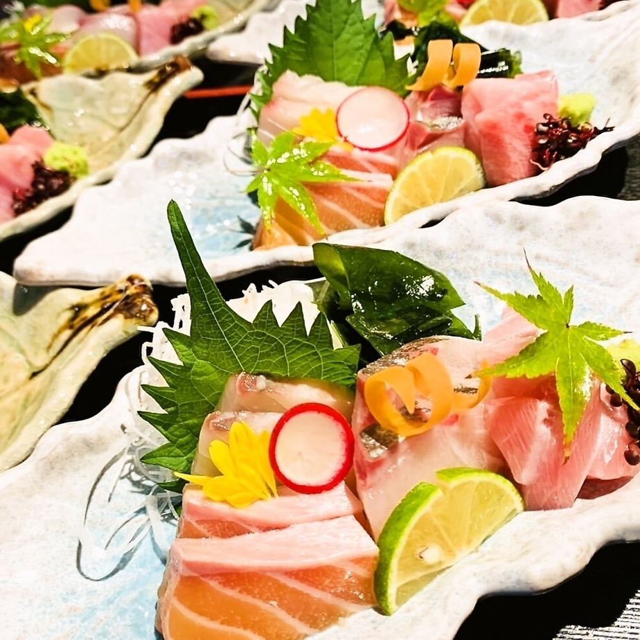 Enjoy fresh seasonal seafood and soba noodles carefully prepared by the owner.