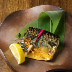 Grilled fatty mackerel with salt