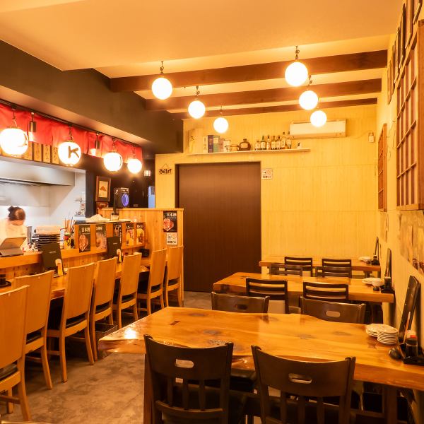 【カウンター6席。4名×4テーブル】木の温もり溢れる店内は小・中宴会にもおすすめです。詳細は店舗までお気軽にお問合せ下さい。カウンターとテーブル席からは、厨房の様子が見えお待ちの間も退屈することなくお過ごしいただけます♪オレンジ色の照明に包まれた店内はホッと落ち着け、安らげるの空間となっております。