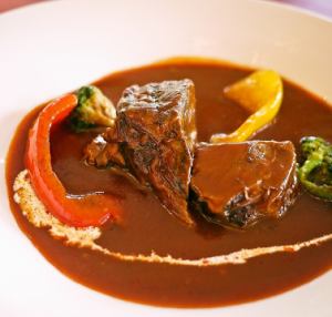 Braised beef cheeks in red wine demi-glace sauce