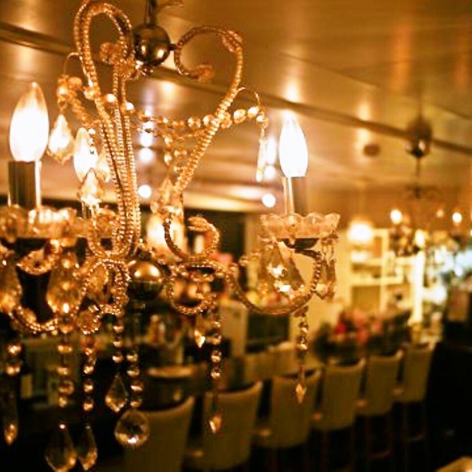 A stylish space with sparkling chandeliers.Recommended for wedding after-parties◎