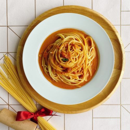 Nagasaki spaghetti with rich tomato cream and lobster and crab