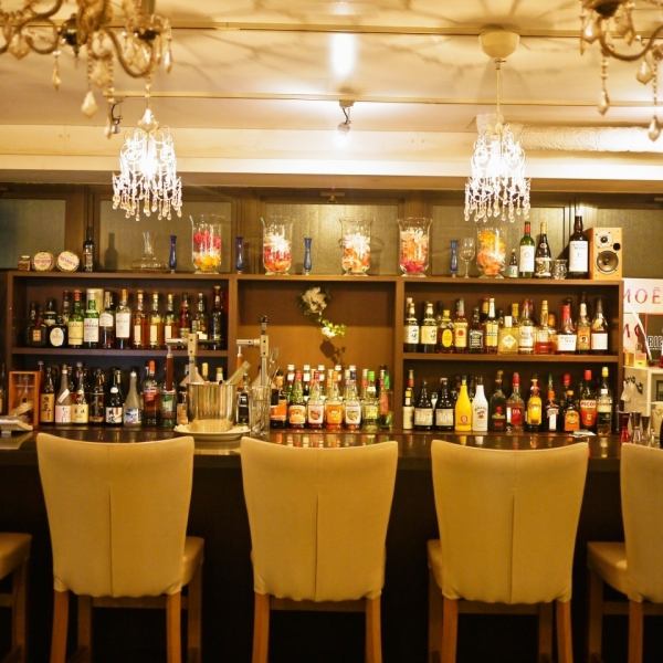 【臨場感溢れるカウンター席】ソファー席も有り★開放感あふれる店内でラグジュアリーな気分に浸ってください♪カウンターは、お一人様でもお気軽にご利用いただけます。またテーブル席は移動可能なので、お仕事帰りのサク飲みや、お仲間とのお食事などにも最適です。お酒もお料理も豊富にご用意しております。