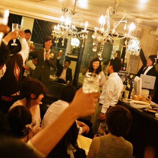 【貸切でのご利用も大歓迎】煌びやかなシャンデリアが乙女心をくすぐる☆貸切でのご利用も可能。準備や受付、宴席終了後の記念撮影タイムなどにお時間をお使いいただけます。最大で40名様までご利用できるお席をご用意しております。プロジェクターも完備されており、マイクや音響設備も充実しております。