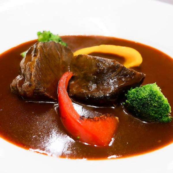 【当店自慢の逸品料理】牛ほほ肉の赤ワインデミグラスソース煮込み。その他、逸品料理も各種ご用意。