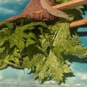 【要不要試試這個? 】精選紅肉切成薄片,配上芥末蔬菜。