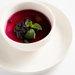 自制杏仁豆腐配蓝莓酱（蓝莓在夏季当季）