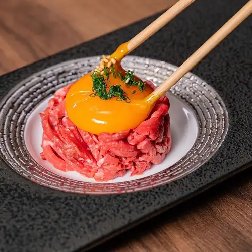 おすすめの逸品「炙りユッケ風」