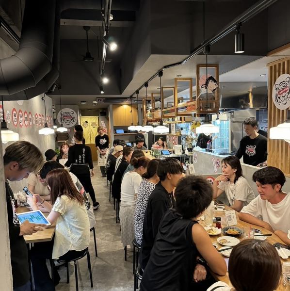 明るく活気のある雰囲気とおしゃれな店内◎カウンター席とソファー席を完備しています。カウンター席からは調理風景が見えるので臨場感溢れます！ソファー席では最大40名様で利用できるお席をご用意しています◎久留米で新たな空間を提供いたします♪