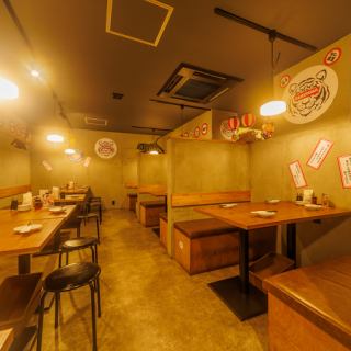 ソファー席では、友達や同僚との会話が弾むこと間違いなし！おいしい餃子と共に、楽しい話に花を咲かせてください♪