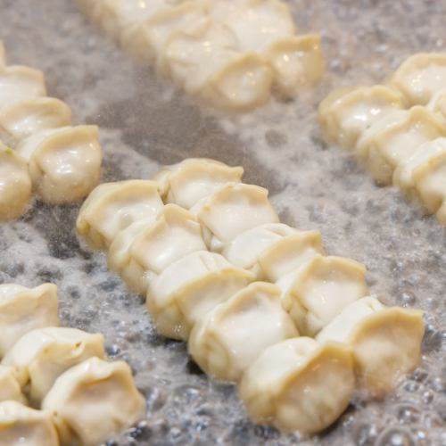 【特大鉄なべ】で豪快に焼き上げる究極の餃子