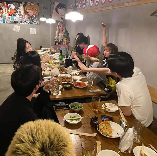 明るく活気のある雰囲気とおしゃれな店内◎会社の集まりや打ち上げ、ワイワイ楽しむ飲み会なら当店へ!最大35名様まで対応可能な広々としたテーブル席は、一体感抜群で盛り上がれること間違いなし。美味しいお酒と料理を囲んで、最高のお時間を!久留米で新たな空間を提供いたします♪