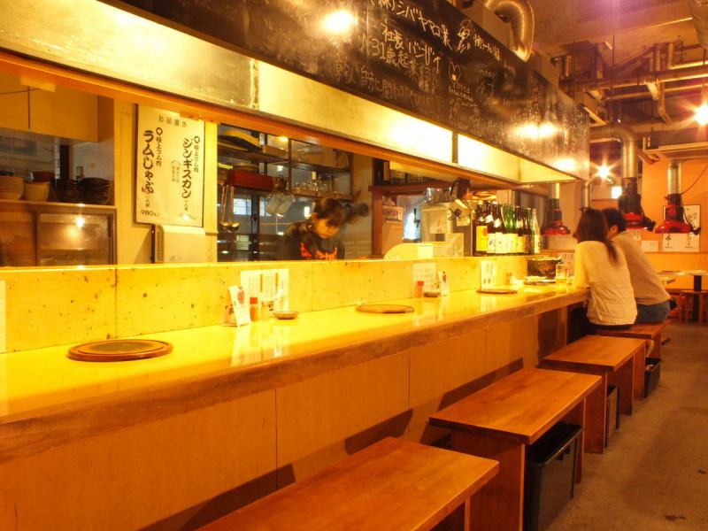 オレンジ色の照明が灯る居心地の良い空間でお食事をお楽しみください！カウンター席もございますので一人でも気軽に訪れることができます☆肩を並べて食事が楽しめるので友人や大切な人との食事にぴったりです♪駅からも徒歩5分とアクセスも便利です！この素敵な雰囲気で心地よいひとときをお過ごしください☆
