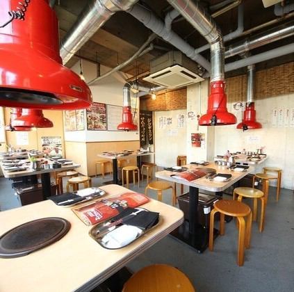 暖かい雰囲気が広がるお店で心地よい時間を過ごしませんか♪テーブル席もございます！肉の旨みたっぷりのジンギスカンが楽しめるので肉好きの方にはたまらないはず！宴会にも対応しているので大切な人との特別なひとときにも◎この居心地の良い空間で美味しい料理と旨いお酒とともに楽しい時間をお過ごしください♪