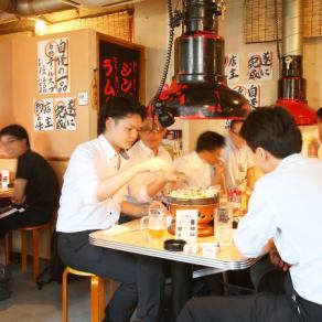 坐在餐桌上，一邊享受充滿活力的室內裝潢，一邊盡情享受美味的食物和飲料♪還有種類豐富的梅酒、酸酒和雞尾酒，所以也很美味！極了！