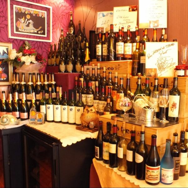 店内の奥には、ソムリエが厳選したワインがずらり☆豊富なラインナップでご用意しております。お肉や海鮮に合う美味しいワインをお選び致しますので、お気軽にご相談下さい。