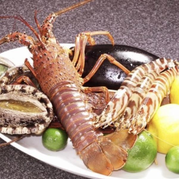 シェフ自慢の旬の厳選食材を堪能できる【天然車海老・活け黒あわび・活けオマール海老・厳選した黒毛和牛】