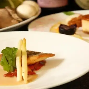 Seasonal fish and Japanese Black beef steak course: 11,700 yen (tax included)