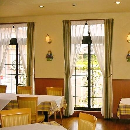 There is a children's chair that can be attached to the table, so even small children can enjoy meals with peace of mind ♪ An open space where light shines through the large windows!
