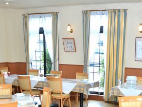 With very large windows, you can enjoy your meal in an open and relaxing space.