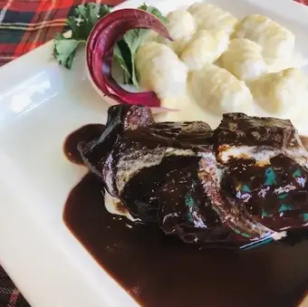 牛タンの赤ワイン煮込み
