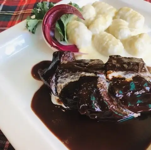 牛タンの赤ワイン煮込み