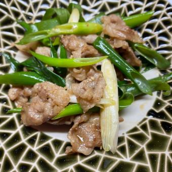 Stir-fried Kujo green onion and beef rib