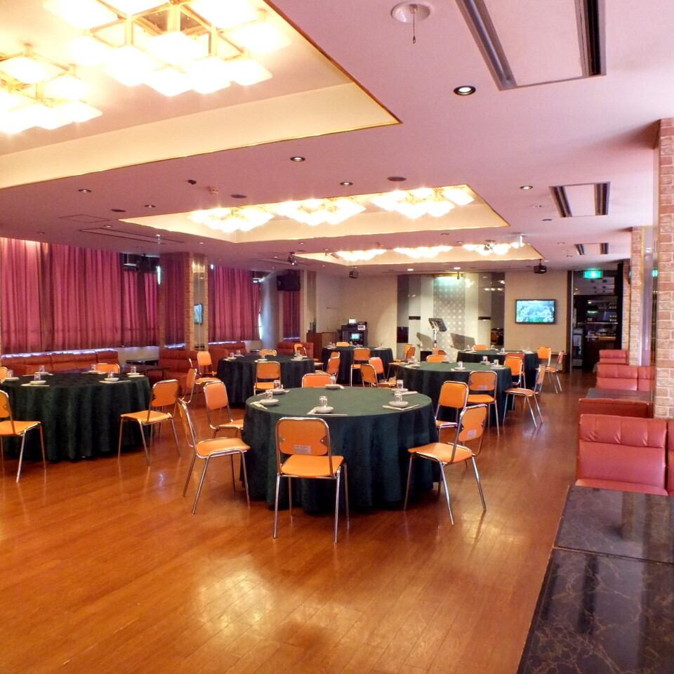 我们的大型宴会厅最多可容纳 150 人，您可以尽情享受！