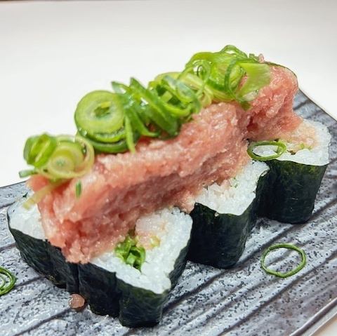 Fatty tuna and green onion roll