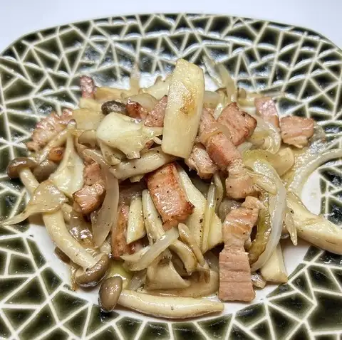 Garlic stir-fried mushrooms and bacon