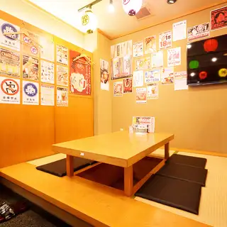 毎日朝6時まで営業！足を伸ばしてゆったりくつろげる掘りごたつ席をご用意◎壁一面に広がるレトロポスターに囲まれた、酔っ手羽らしい賑やかな空間でワイワイ宴会を♪長時間の飲み会でも疲れにくい人気のお席は、会社宴会や友人同士の集まりにぴったり※画像は系列店