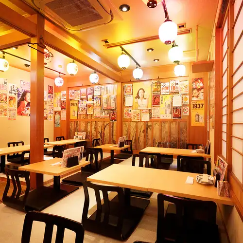 <p>広々とした店内は大人数の宴会におすすめ！会社の宴会や打ち上げなどにご利用ください♪※写真は系列店</p>