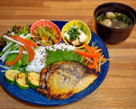 用特製的吟釀白味噌在埼京醃製的精選魚♪