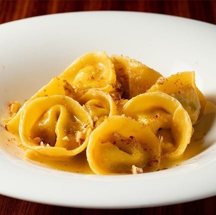 カプレーゼ風トルテッリ(リコッタチーズとトマトの包みパスタ)