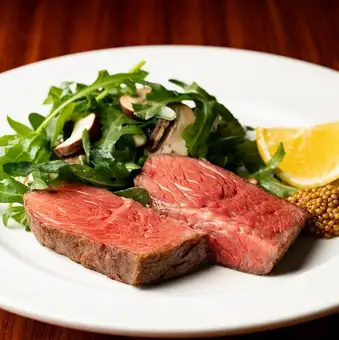 《Secondi Piatti Main Fish/Meat Dish (200g~)》Limited availability only. Chef's carefully selected beef dish, prepared in the style of the day.