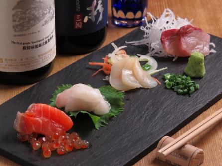Kota's most popular dish! 4 kinds of sashimi for 715 yen (tax included)