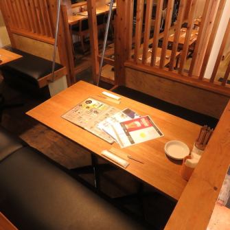 【2名様からご利用OK】階段を少し上がるロフト風のソファー席。少し高いところにあるので周りを気にせず楽しめます。