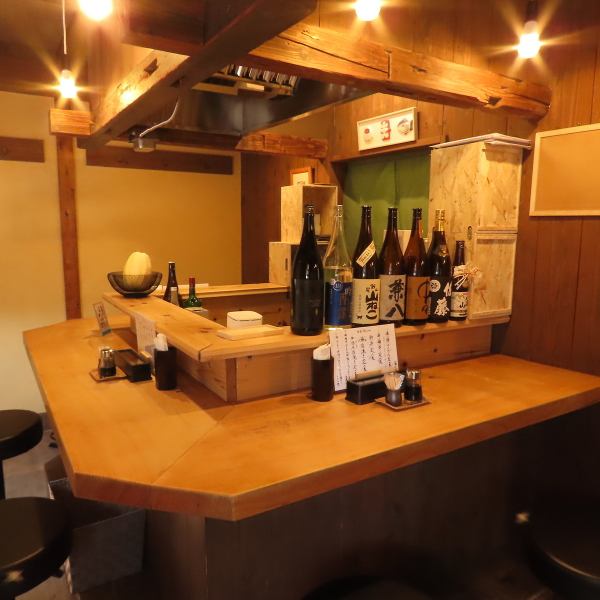 当店にはカウンター席がございますのでお一人様から気軽にお立ち寄りできます♪仕事帰りのサク飲みにぴったりなお席！カウンターごしに今日のオススメを聞くのも◎お酒を飲まれない方でもお気軽にご来店ください！お食事のみのご利用もお待ちしております！