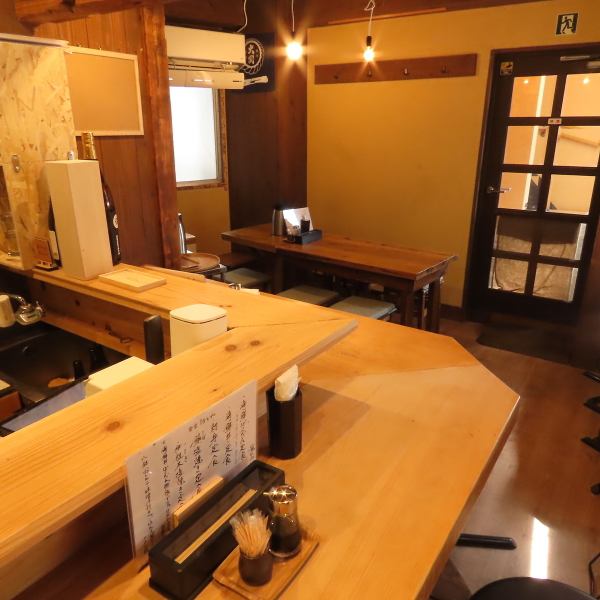 「食堂はとや」は落ち着いた雰囲気が広がっておりゆっくりと時間をお過ごしいただけます。テーブル席からカウンター席までございますのでお一人様から友達や同僚などのグループでの利用と幅広いシーンでご利用頂けます！東京メトロ新中野駅から徒歩８分と駅チカなので、帰り道にぜひお立ち寄りください♪