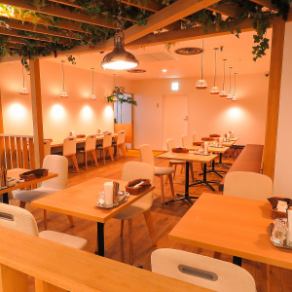 Counter seats are also available ♪ It is OK to take a break alone or work at the desk.