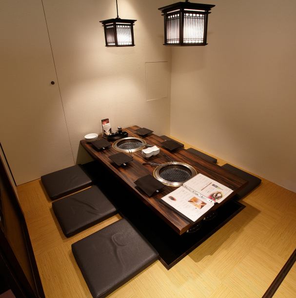 [Popular horigotatsu private room] A private room with a calm atmosphere.It is a seat that can be fully satisfied with entertainment, family, etc.How about a yakiniku banquet in a spacious private room? Stretch your legs and relax.Not only for dinner, but also for lunch ◎