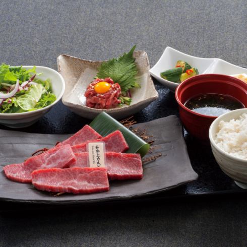 A variety of luxurious Wagyu beef yakiniku lunch menu items that can only be found at a yakiniku restaurant!