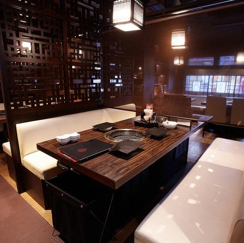 Spacious box seats with partitions ♪ Perfect for a date without worrying about the people around you ◎