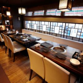 [Welcome with children] An open space with a sense of openness.There are also many casual table seats.One-sided sofa type seats are recommended for moms and girls' parties with children ◎ How about a yakiniku lunch party ♪ We also have a course for lunch, so please use it.